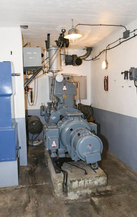 Ligne Maginot - OBERROEDERN SUD - RIEFFEL - (Casemate d'infanterie - Double) - Groupe électrogène à moteur SUPDI
Ce groupe a été réinstallé en remplacement du groupe électrogène d'origine CLM 1 PJ 65 - GRAMI
