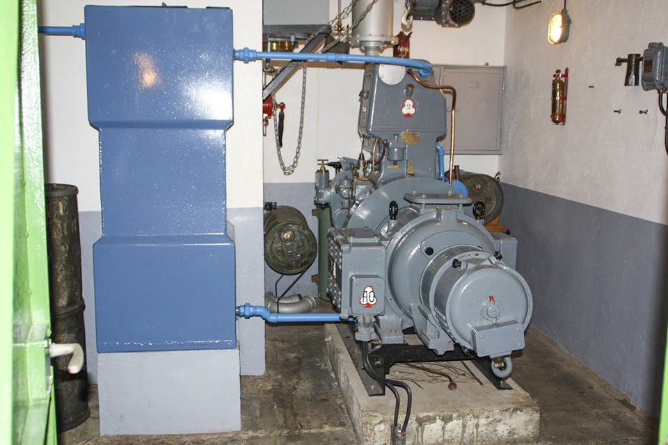 Ligne Maginot - OBERROEDERN SUD - RIEFFEL - (Casemate d'infanterie - Double) - Le groupe électrogène à moteur SUPDI et le réservoir d'eau de refroidissement - EVA Philippe