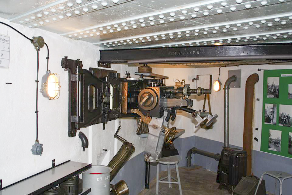 Ligne Maginot - Casemate d'Oberroerdern Sud - Chambre de tir Sud
Jumelage de mitrailleuses Reibel MAC 31