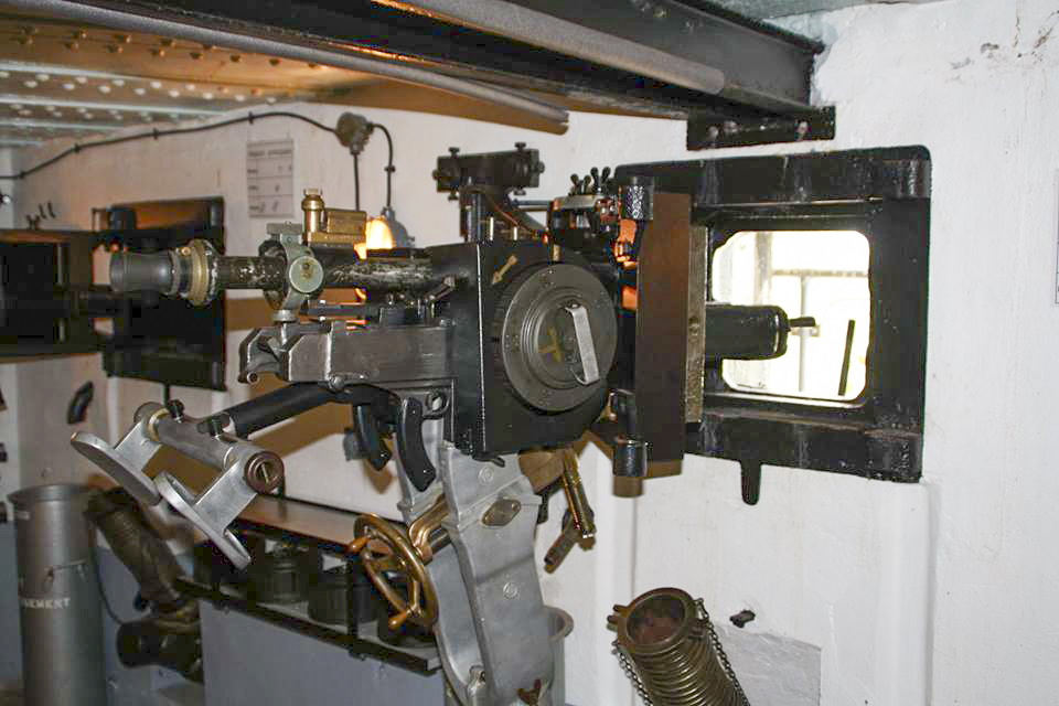 Ligne Maginot - OBERROEDERN SUD - RIEFFEL - (Casemate d'infanterie - Double) - Chambre de tir Sud
Jumelage de mitrailleuses Reibel MAC 31 partiellement effacé  - EVA Philippe
