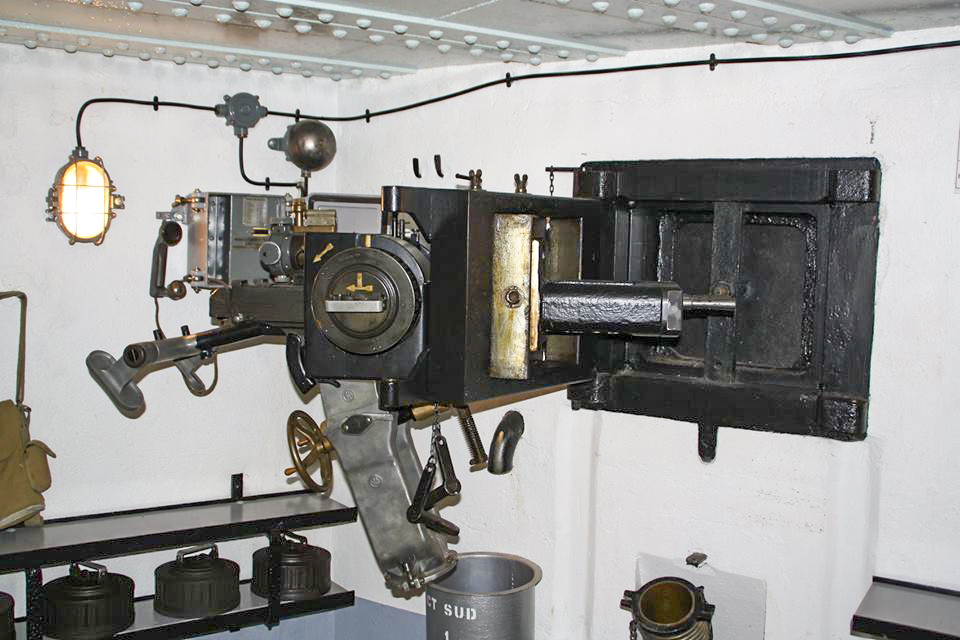 Ligne Maginot - OBERROEDERN SUD - RIEFFEL - (Casemate d'infanterie - Double) - Chambre de tir Sud
Jumelage de mitrailleuses Reibel MAC 31 effacé   - EVA Philippe