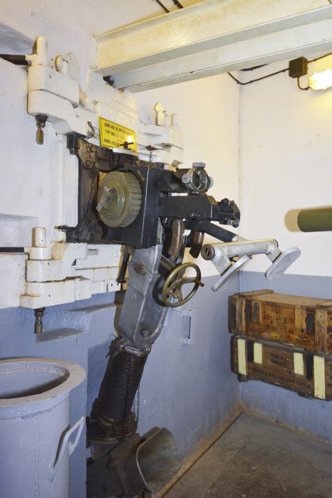 Ligne Maginot - Ouvrage d'artillerie de SCHOENENBOURG - Entrée munitions
Chambre de tir. Jumelage de mitrailleuses Reibel MAC 31 en place dans le créneau