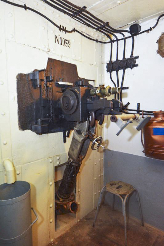 Ligne Maginot - Ouvrage de la FERTE - Bloc 1
Jumelage de mitrailleuses Reibel MAC 31 en position dans la trémie