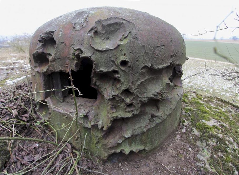 Ligne Maginot - OBERROEDERN NORD - (Casemate d'infanterie - Double) - La cloche GFM Nord Ouest labourée par les tirs de PAK allemand - Grami