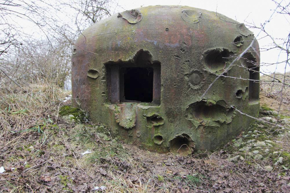Ligne Maginot - OBERROEDERN NORD - (Casemate d'infanterie - Double) - La cloche GFM Sud Est labourée par les tirs de PAK allemand et sur laquelle ces derniers se sont moins acharnés. - Grami