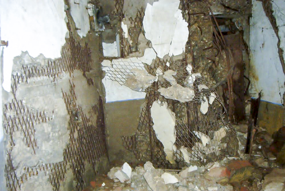 Ligne Maginot - OBERROEDERN NORD - (Casemate d'infanterie - Double) - L'étage inférieur : dégâts causés par l'explosion d'une bombe de Stuka dans le fossé diamant - Grami