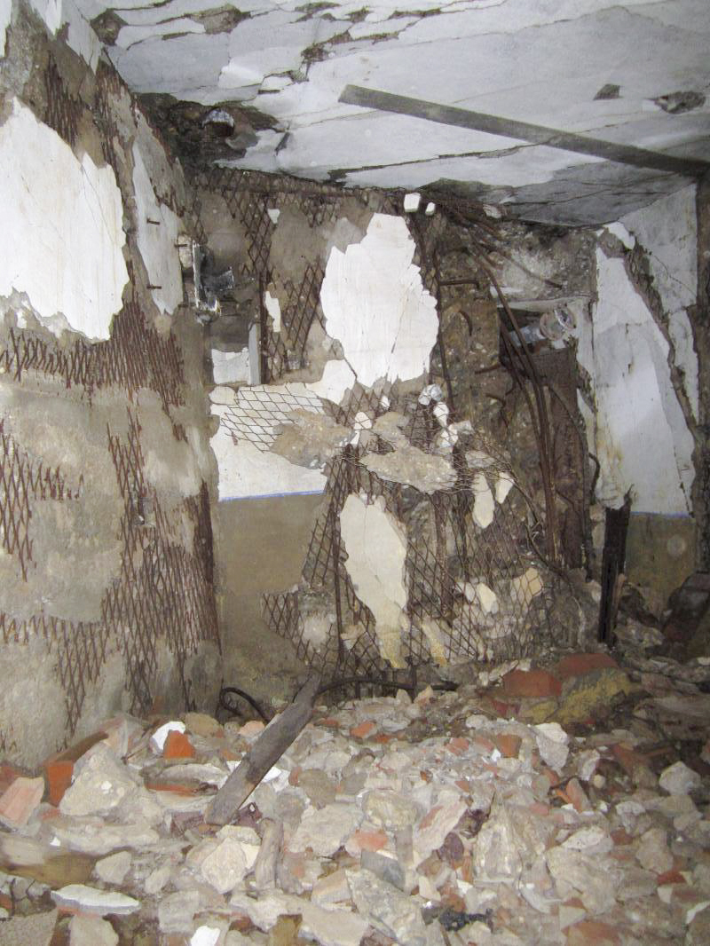 Ligne Maginot - OBERROEDERN NORD - (Casemate d'infanterie - Double) - Latrines et chambre de troupe détruite (bombe de Stuka dans le fossé diamant) - Gregory Fuchs