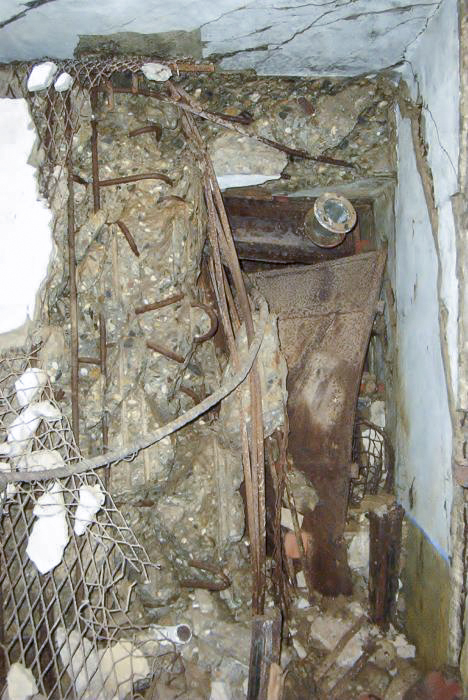 Ligne Maginot - OBERROEDERN NORD - (Casemate d'infanterie - Double) - L'étage inférieur : dégâts causés par l'explosion d'une bombe de Stuka dans le fossé diamant - Grami