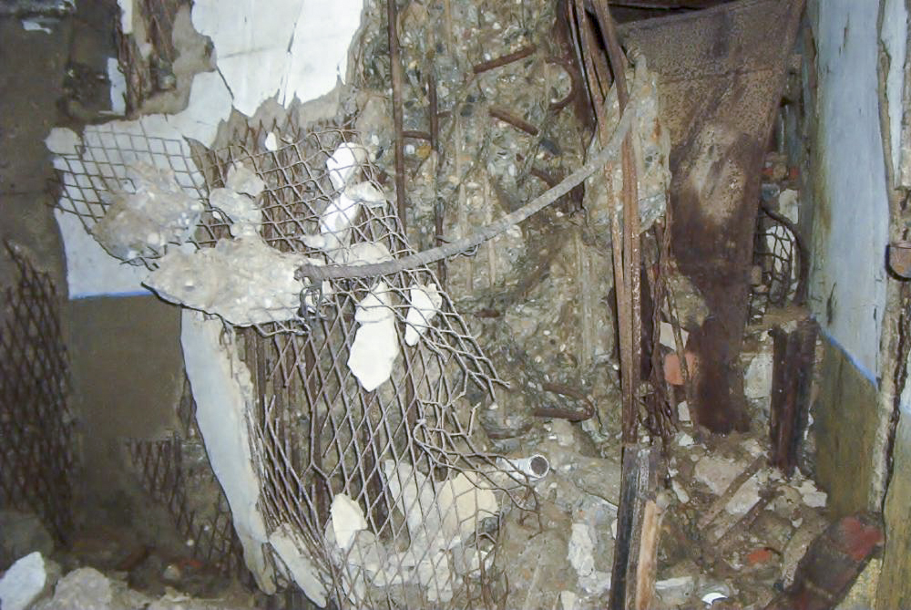 Ligne Maginot - OBERROEDERN NORD - (Casemate d'infanterie - Double) - L'étage inférieur : dégâts causés par l'explosion d'une bombe de Stuka dans le fossé diamant - Grami