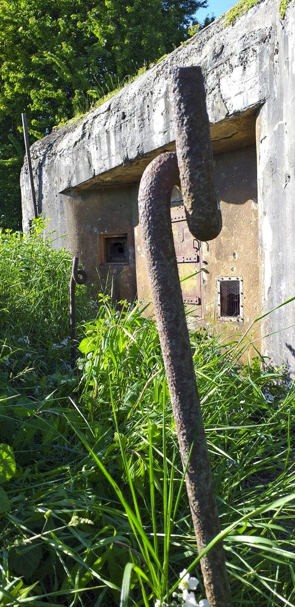 Ligne Maginot - ASCHBACH EST - O2 - (Casemate d'infanterie - double) - Piquets servant de fixations pour le filet de camouflage - Gregory Fuchs