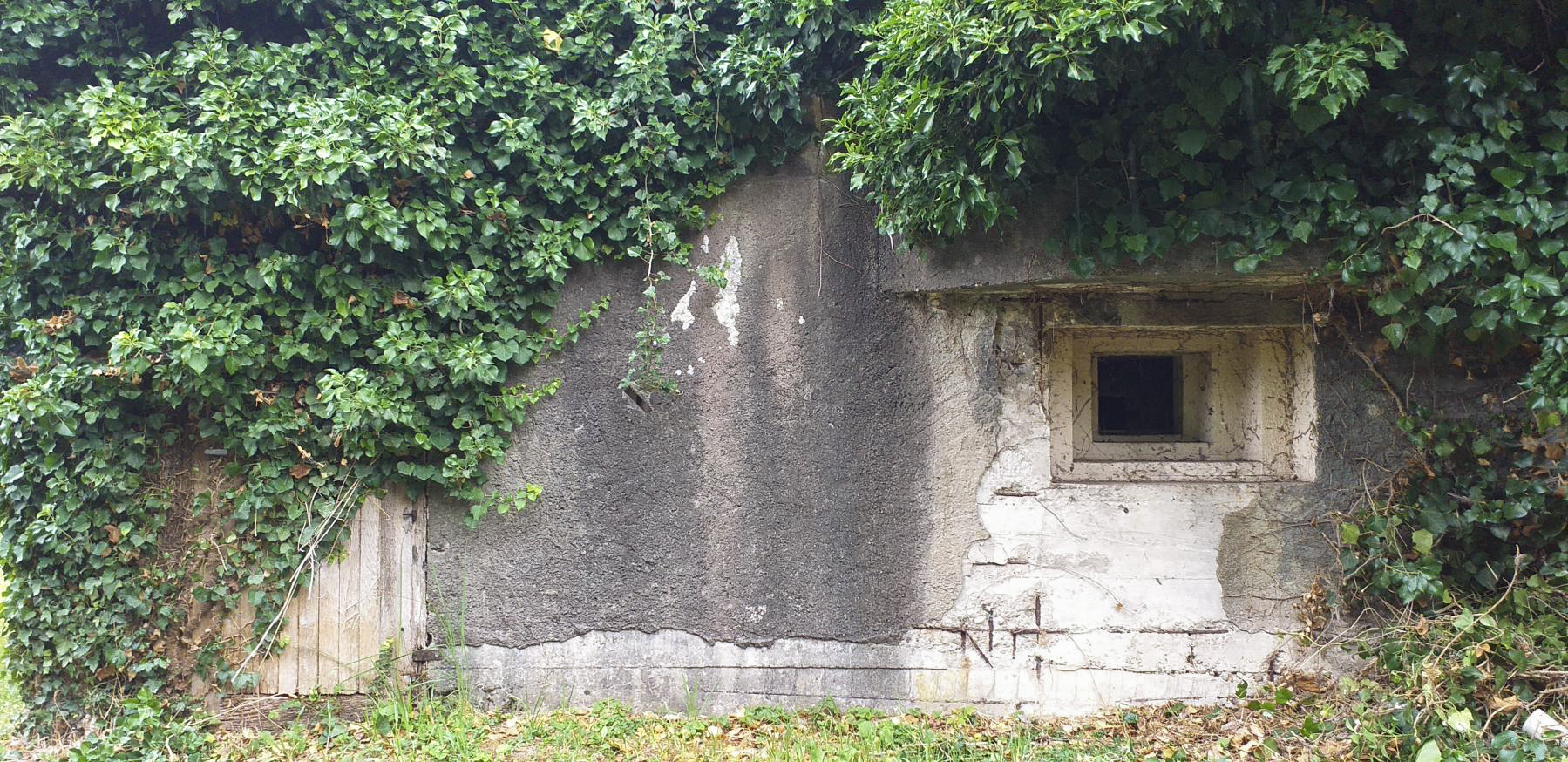Ligne Maginot - 41 - RUE DE LA FOURMI - (Blockhaus pour arme infanterie) - Créneau sud - G.Fuchs