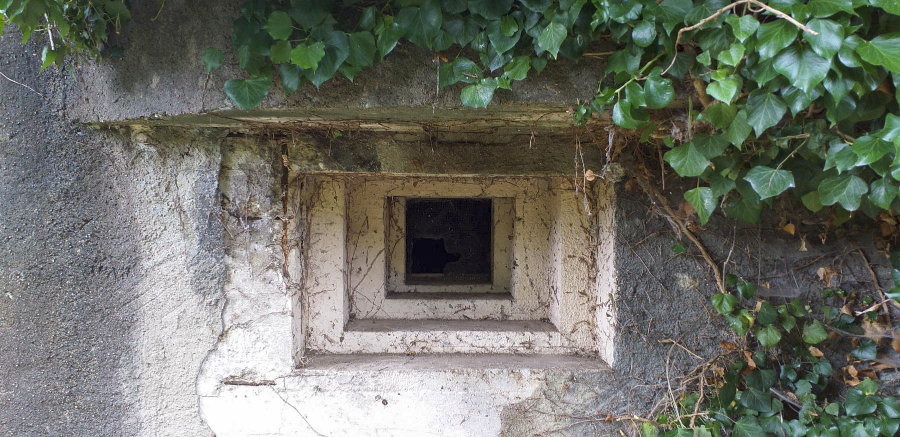 Ligne Maginot - 41 - RUE DE LA FOURMI - (Blockhaus pour arme infanterie) - Créneau sud - G.Fuchs