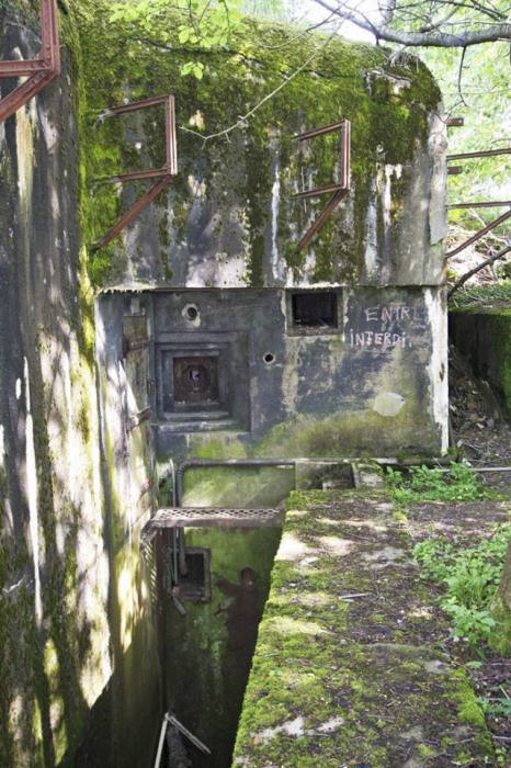 Ligne Maginot - BOIS de HOFFEN Ouest ( Casemate d'infanterie ) - L'entrée de la casemate avec un créneau pour FM destine à la défense rapproché de l'entrée - GRAMI