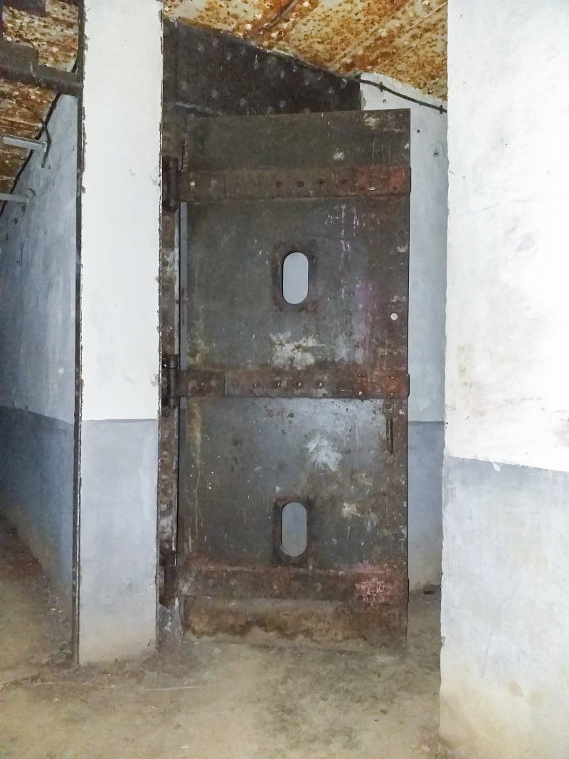 Ligne Maginot - BOIS de HOFFEN Ouest ( Casemate d'infanterie ) - Deuxième porte blindée au bout du couloir - Gregory Fuchs