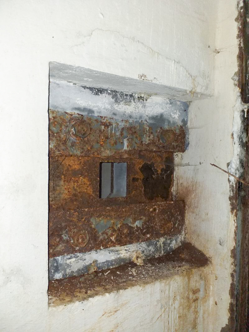 Ligne Maginot - BOIS de HOFFEN Ouest (Casemate d'infanterie) - Créneau FM de défense de l'issue de secours - Gregory Fuchs