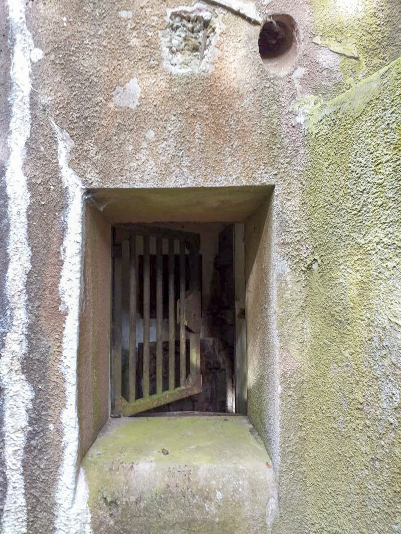 Ligne Maginot - BOIS de HOFFEN Ouest (Casemate d'infanterie) - Vue extérieure de l'issue de secours - Gregory Fuchs