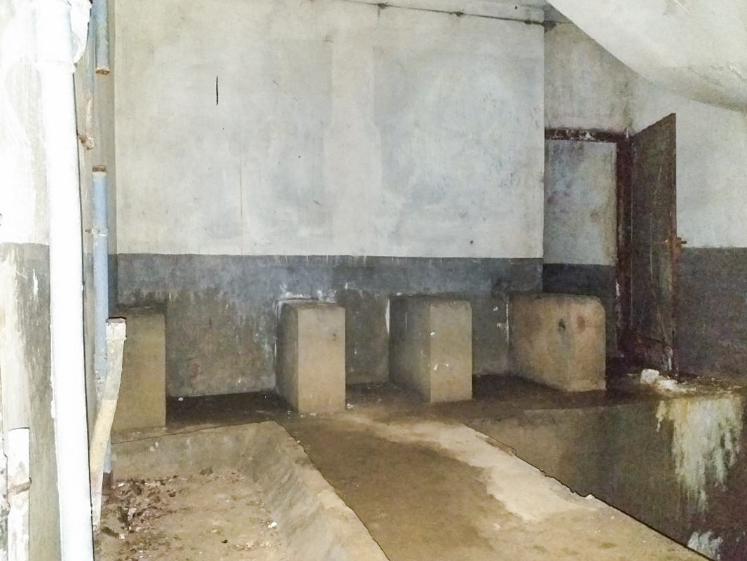 Ligne Maginot - BOIS de HOFFEN Ouest (Casemate d'infanterie) - Emplacement réservoirs sur palier étage inférieur - Gregory Fuchs