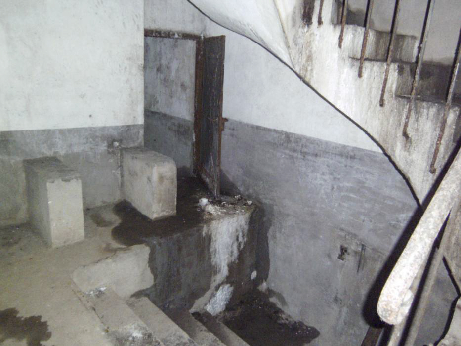 Ligne Maginot - Casemate de Hoffen Ouest - L'escalier vers les étages inférieurs. - GLÜCKSJÄGER GJ13