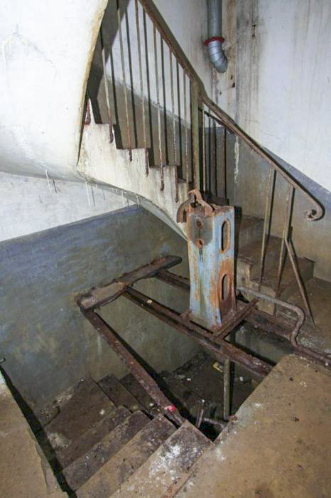 Ligne Maginot - Casemate de Hoffen Ouest - La cage d'escalier  au dernier niveau utilisé.
Une pompe de puisage destinée à l'alimentation en eau de la casemate a été installée.
(Disparue en 2019) - GRAMI