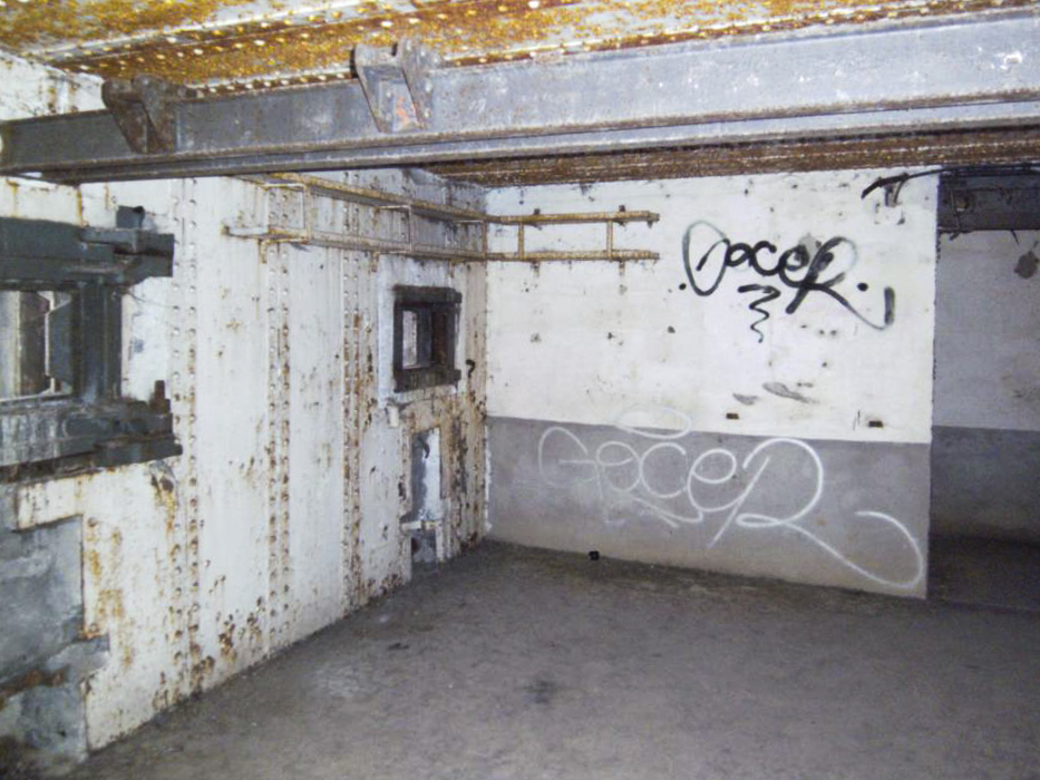 Ligne Maginot - BOIS de HOFFEN Ouest ( Casemate d'infanterie ) - La chambre de tir de l'étage supérieur avec le créneau pour canon et son bi-rail au premier plan - GLÜCKSJÄGER GJ13