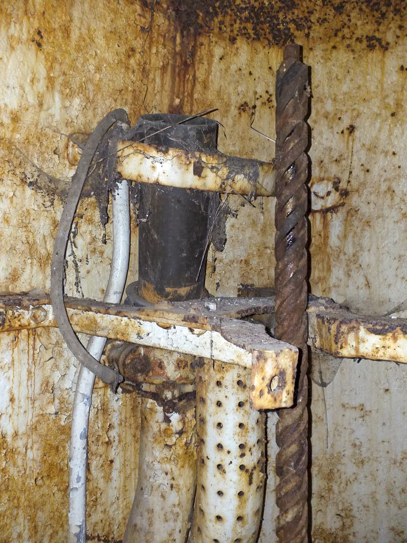 Ligne Maginot - BOIS de HOFFEN Ouest (Casemate d'infanterie) - Partie supérieure de la vis sans fin, conduit d'évacuation des douilles, conduit de ventilation - Gregory Fuchs