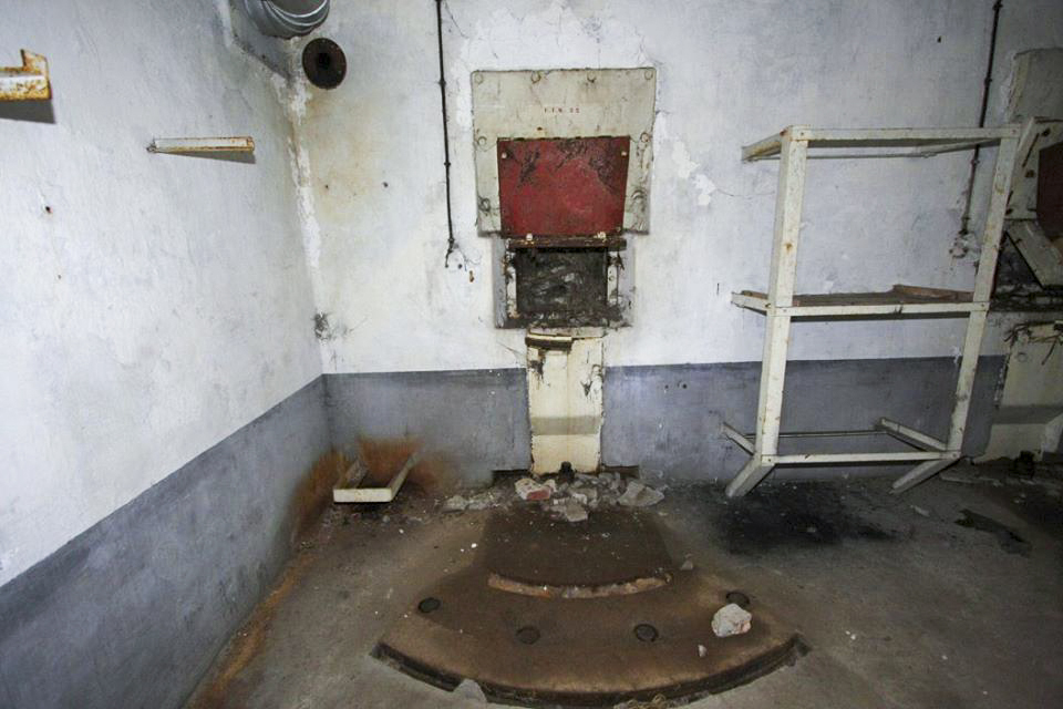 Ligne Maginot - BOIS de HOFFEN Ouest (Casemate d'infanterie) - La chambre de tir de l'étage inférieur, 
L'un des emplacements pour mortier de 81 mm - GRAMI