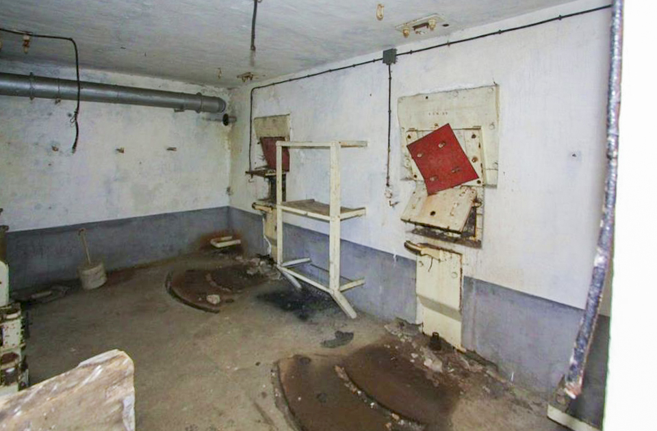 Ligne Maginot - BOIS de HOFFEN Ouest (Casemate d'infanterie) - La chambre de tir de l'étage inférieur, avec sur la droite les créneaux pour mortier de 81 mm et sur la gauche les norias permettant l'approvisionnement en munition depuis le magasin situé un étage en dessous - GRAMI