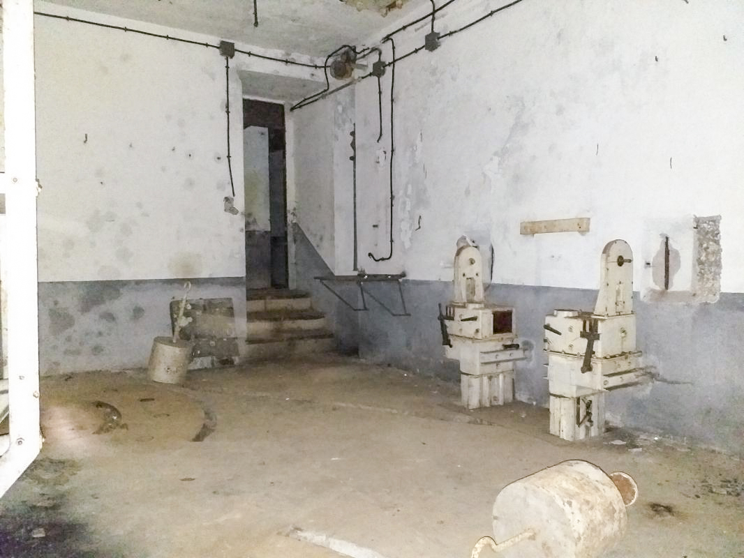 Ligne Maginot - BOIS de HOFFEN Ouest (Casemate d'infanterie) - Chambre des mortiers, la partie haute des norias remontant les obus de mortier depuis le magasin situé à l'étage inférieur - Gregory Fuchs