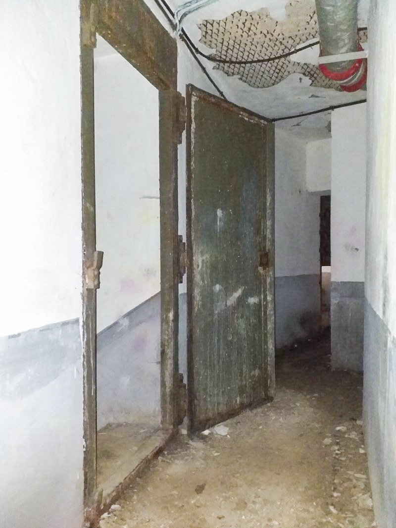 Ligne Maginot - BOIS de HOFFEN Ouest (Casemate d'infanterie) - Couloir étage intermédiaire (à gauche entrée chambre de tir mortier, au fond issue de secours) - Gregory Fuchs