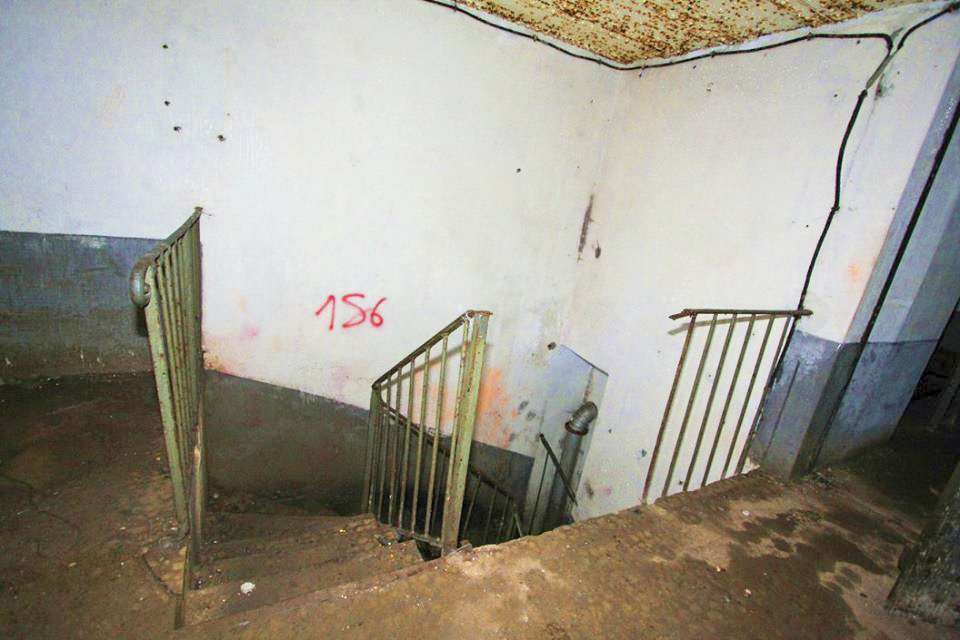 Ligne Maginot - BOIS de HOFFEN Ouest (Casemate d'infanterie) - Le haut de la cage d'escalier menant aux étages inférieurs et devant mener aux dessous de l'ouvrage non réalisé. - GRAMI