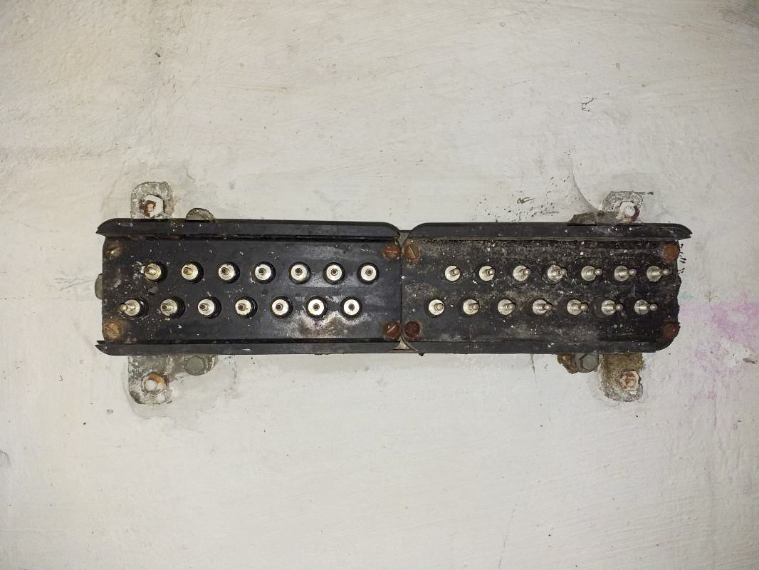 Ligne Maginot - BOIS de HOFFEN Ouest (Casemate d'infanterie) - Bornier dans salle des filtres - Gregory Fuchs