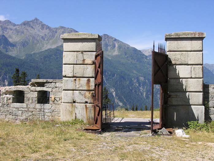 Ligne Maginot - SAPEY (30° DBAF ET 164° RAP) - (PC de Sous-Secteur) - Le portail d'entrée - ZEIG Marc