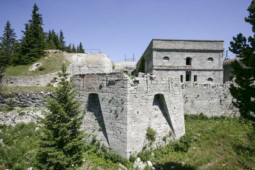 Ligne Maginot - SAPEY (30° DBAF ET 164° RAP) - (PC de Sous-Secteur) - La caserne centrale et le bastion n° 1 avec ses créneaux de pied - ZEIG Marc