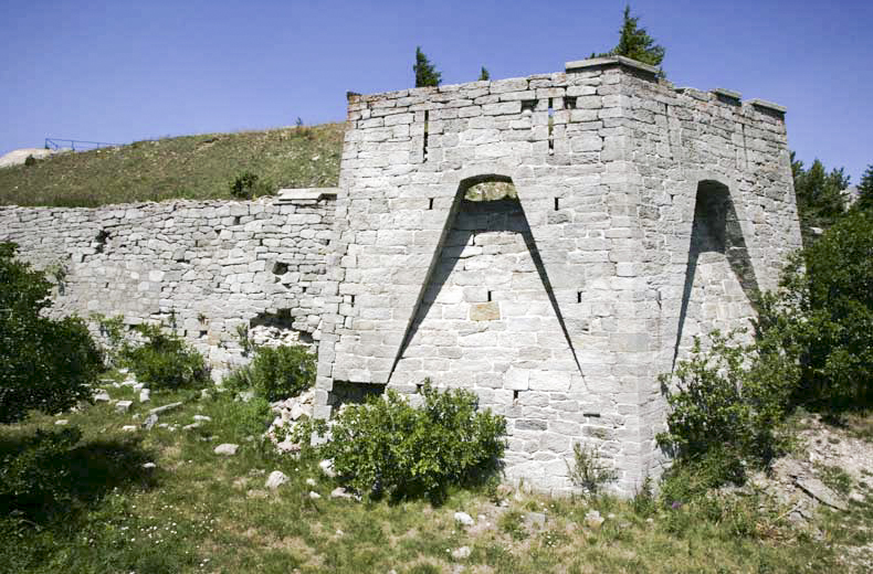 Ligne Maginot - SAPEY (30° DBAF ET 164° RAP) - (PC de Sous-Secteur) - Le bastion n° 7 avec ses créneaux de pied - ZEIG Marc