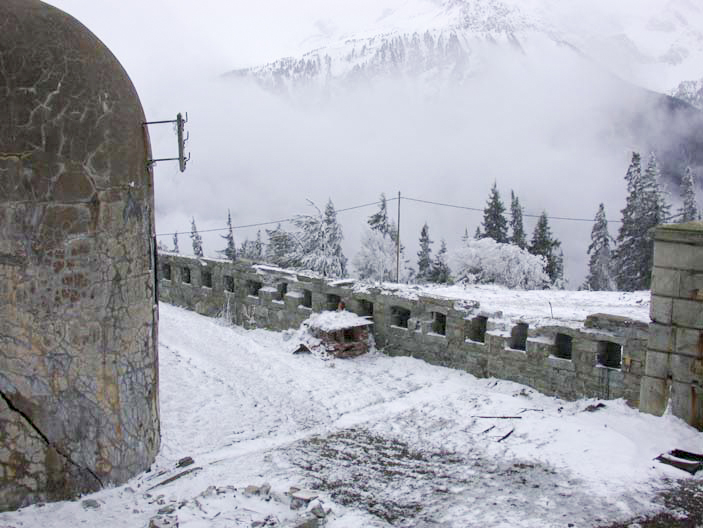 Ligne Maginot - SAPEY (30° DBAF ET 164° RAP) - (PC de Sous-Secteur) - Le mur d'enceinte avec ses créneaux de fusillade - ZEIG Marc