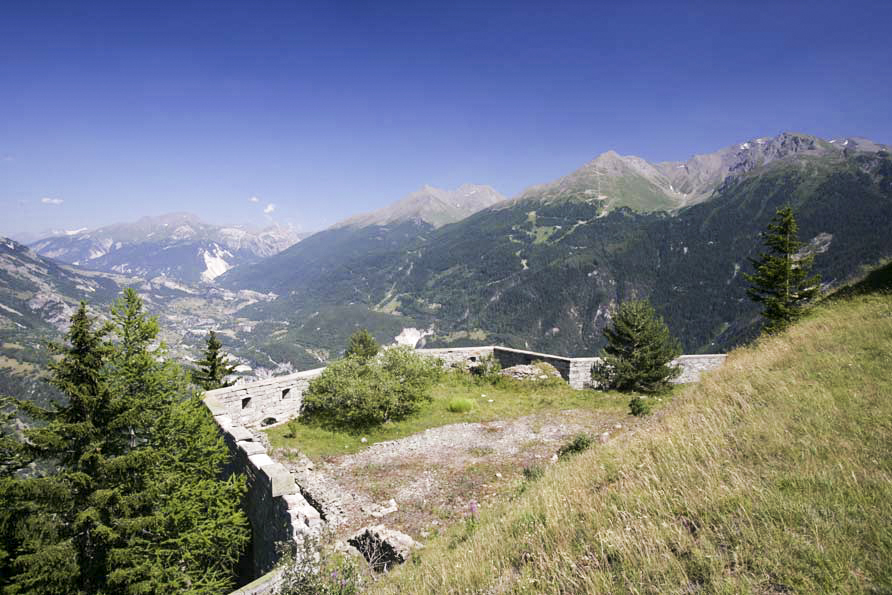 Ligne Maginot - SAPEY (30° DBAF ET 164° RAP) - (PC de Sous-Secteur) - Le bastion n° 5 avec Modane en contrebas - ZEIG Marc