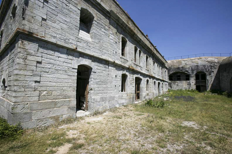Ligne Maginot - SAPEY (30° DBAF ET 164° RAP) - (PC de Sous-Secteur) - Le casernement à l'épreuve de la bombe, avec son carapace béton rajoutée, avec le casernement de paix centrale à l'avant plan - HUYGEN Georges - ZEIG Marc