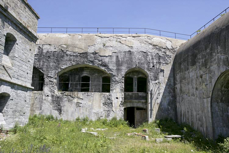 Ligne Maginot - SAPEY (30° DBAF ET 164° RAP) - (PC de Sous-Secteur) - Le casernement à l'épreuve de la bombe, avec son carapace béton rajoutée - ZEIG Marc