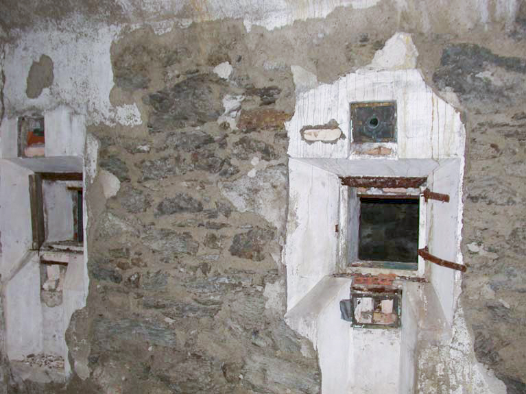 Ligne Maginot - SAPEY (30° DBAF ET 164° RAP) - (PC de Sous-Secteur) - Le système d'éclairage du magasin à poudre, vu depuis la galerie périphérique.
Les lampes étaient mises en place depuis la galerie, un verre étanche du coté magasin permettant d'éviter tout contact de la flamme avec une atmosphère pouvant être explosive.
Les trous au dessus des logements des lampes sont les sorties des fumées. - ZEIG Marc
