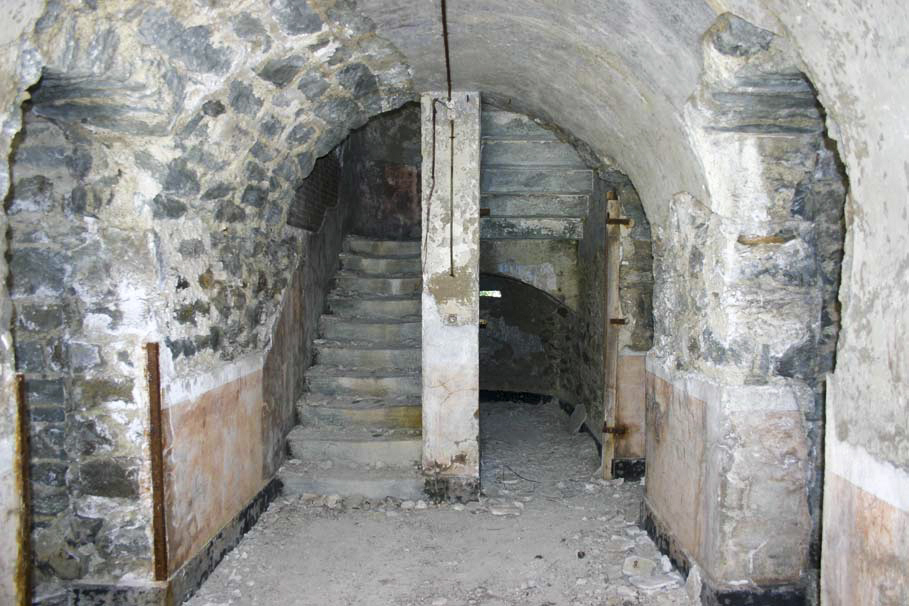 Ligne Maginot - SAPEY (30° DBAF ET 164° RAP) - (PC de Sous-Secteur) - L'escalier donnant accès au premier étage - ZEIG Marc