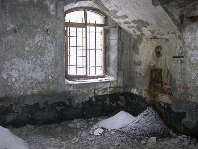 Ligne Maginot - SAPEY (30° DBAF ET 164° RAP) - (PC de Sous-Secteur) - Chambre de troupe de la caserne centrale, fenêtre coté cour - ZEIG Marc