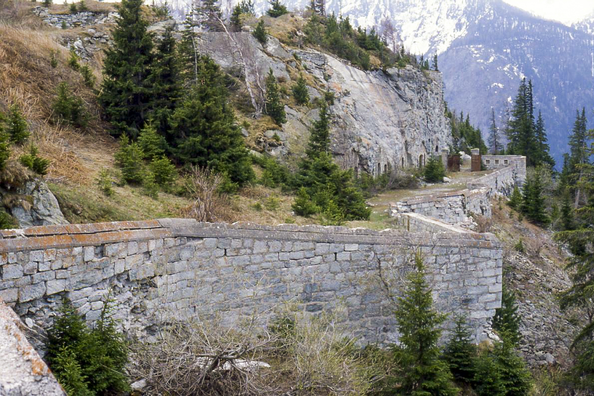 Ligne Maginot - SAPEY (REDOUTE DU) - (Position d'artillerie préparée) - Etat en 1984, avant éboulement du terrain. Le casernement sous roc est bien visible - JOLAS, Jean-Michel