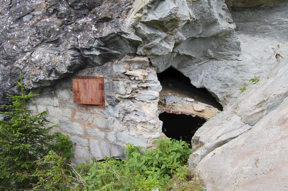 Ligne Maginot - SAPEY (REDOUTE DU) - (Position d'artillerie préparée) - L'entrée de chambre de tir pour la défense du pont-levis
Éboulement de roc - Michal Prasil