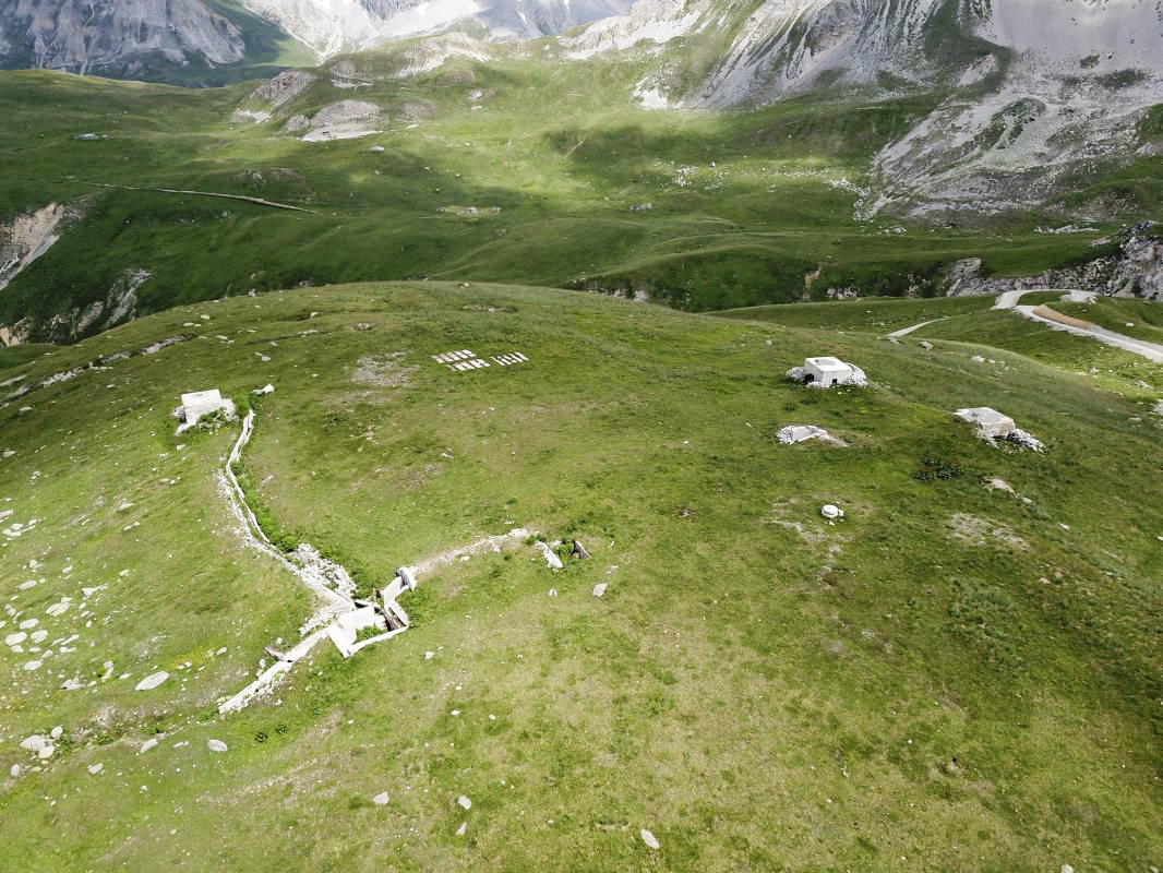 Ligne Maginot - VALLEE ETROITE - (Ouvrage d'infanterie) - A droite bloc 2 et bloc 4  A gauche bloc 1 et l’entrée Nord - ELLENA - CUNY