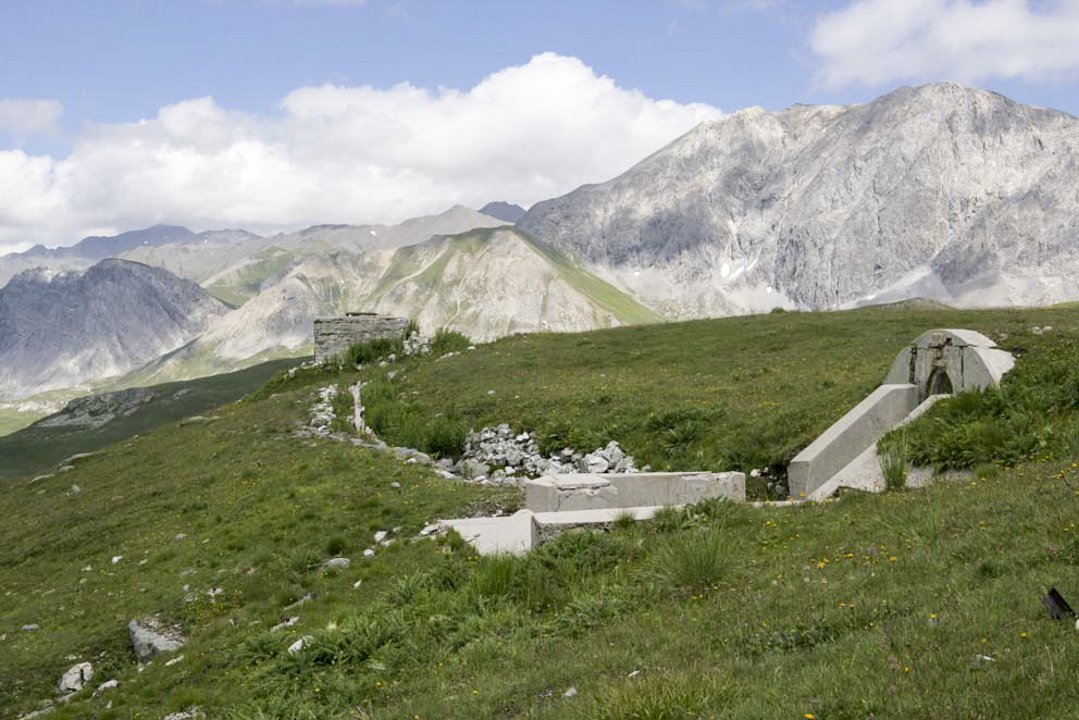 Ligne Maginot - VALLEE ETROITE - (Ouvrage d'infanterie) - Le bloc d'entrée
Avec le bloc 1 sur la gauche de la photo
Au fond; le col du Petit Argentier - ZEIG Marc