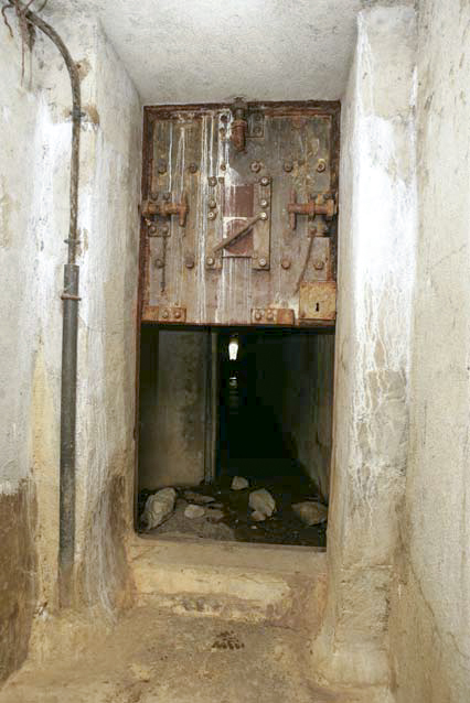 Ligne Maginot - VALLEE ETROITE - (Ouvrage d'infanterie) - Le bloc d'entrée
La porte blindée au fond de la galerie d'accès - ZEIG Marc