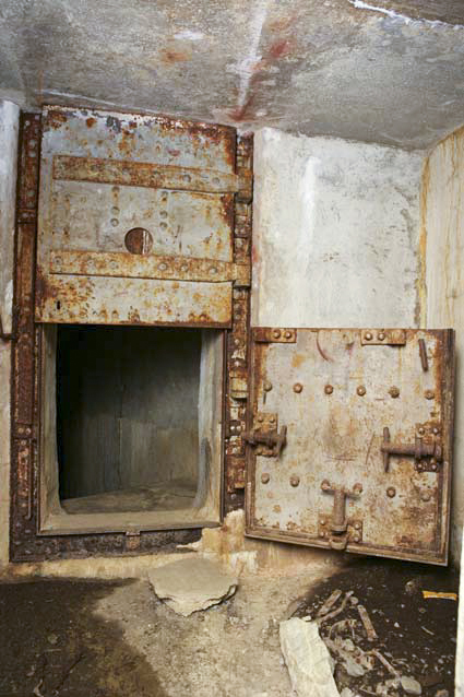 Ligne Maginot - VALLEE ETROITE - (Ouvrage d'infanterie) - Le bloc d'entrée
La porte blindée de l'ouvrage - ZEIG Marc