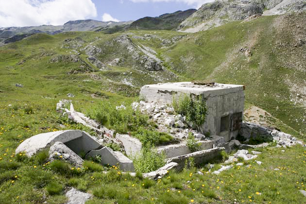 Ligne Maginot - VALLEE ETROITE - (Ouvrage d'infanterie) - Le bloc 1
Avec  sa tranchée d’accès et la guérite bétonnée pour FM - ZEIG Marc