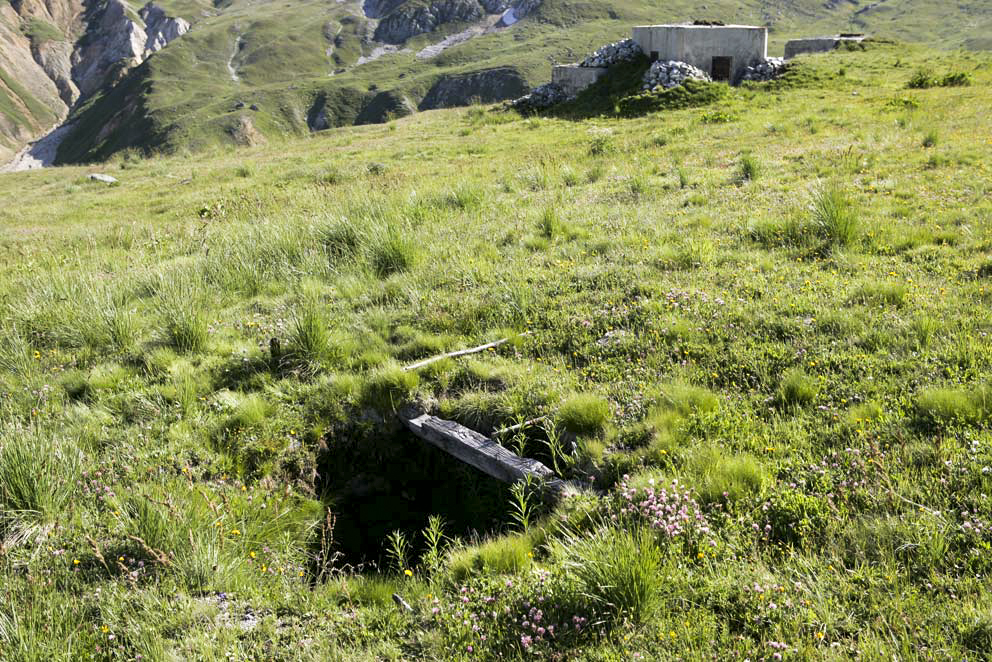 Ligne Maginot - VALLEE ETROITE - (Ouvrage d'infanterie) - Le bloc 2 avec à l'avant plan (probablement) l'une des deux sources captées alimentant l'avant poste - ZEIG Marc