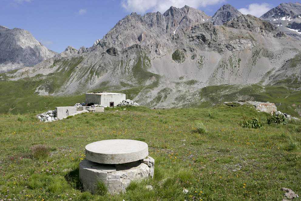 Ligne Maginot - VALLEE ETROITE - (Ouvrage d'infanterie) - La table d’orientation. A gauche, la trappe d’accès à l’ouvrage avec, à l'arrière plan, le bloc 2;  à droite le bloc 4 - ZEIG Marc